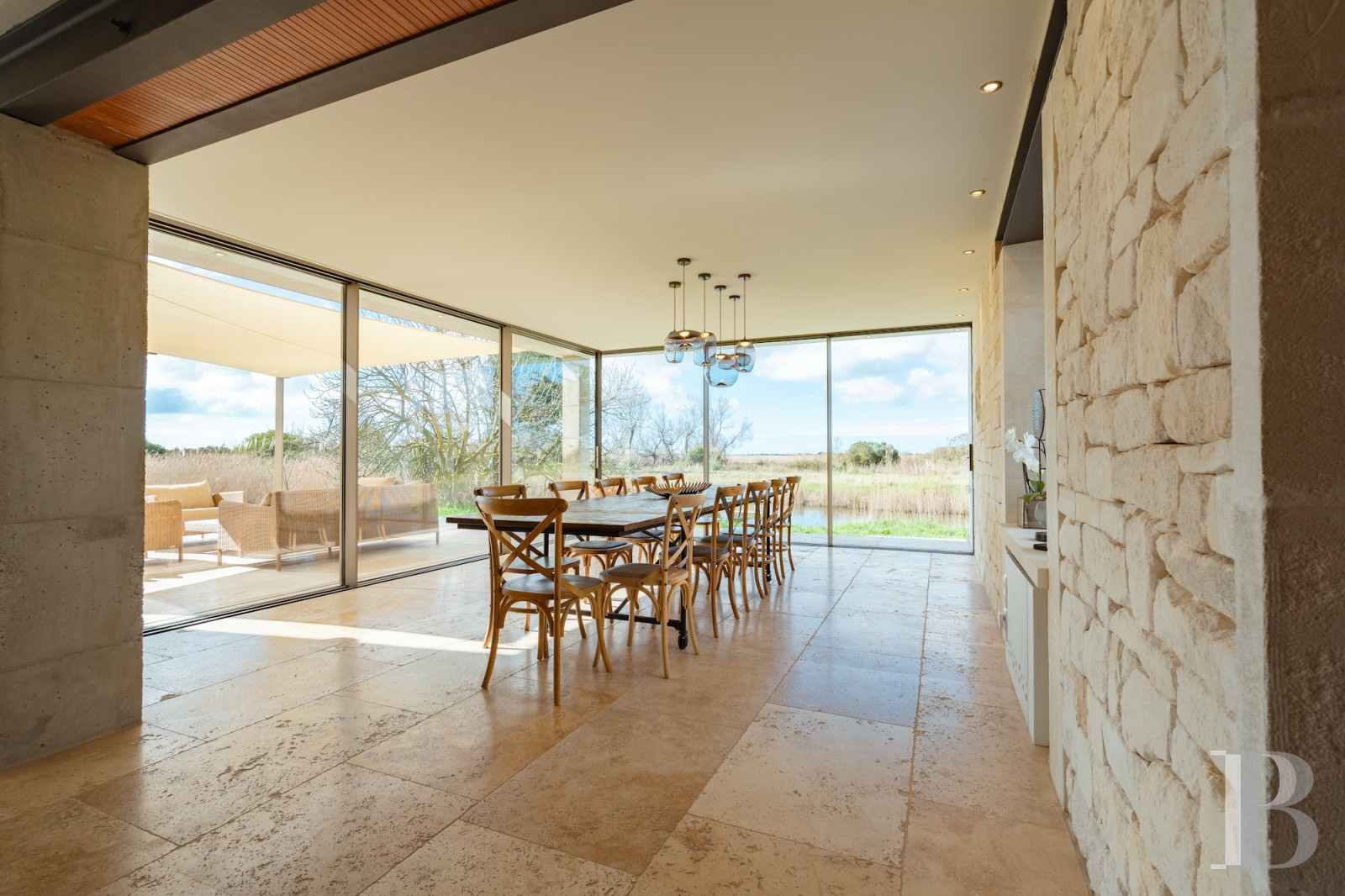 A farmhouse set amidst the marshes north of Saintes-Maries-de-la-Mer, in the Camargue - photo  n°7